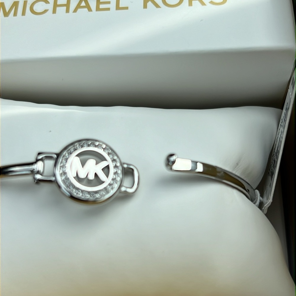 NWT Michael Kors bangle bracelet with Crystal embellishment - Picture 3 of 7